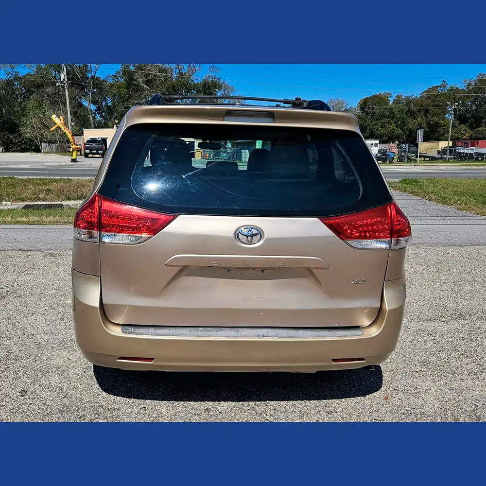 2012 TOYOTA SIENNA XLE - Image 11