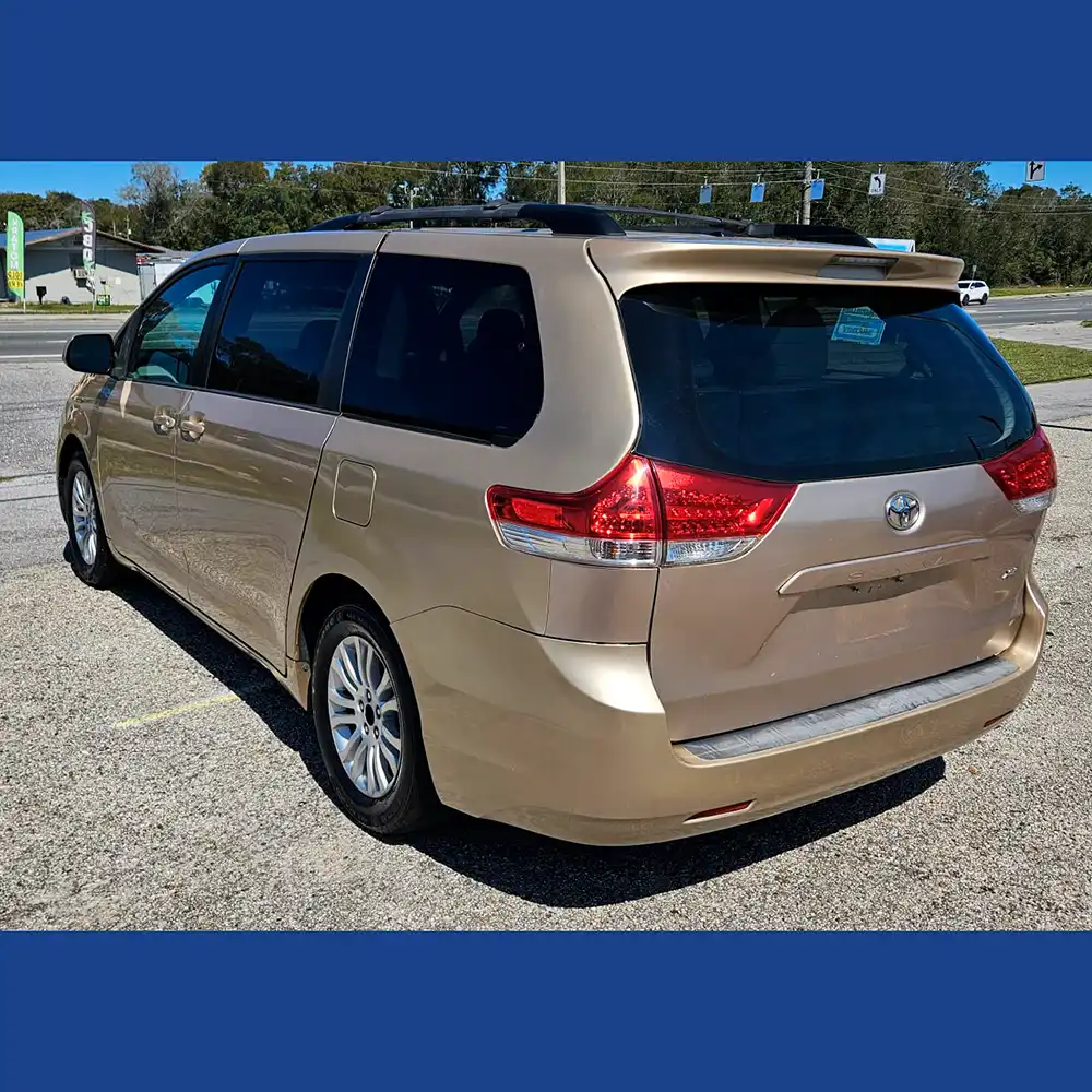 2012 TOYOTA SIENNA XLE - Image 10
