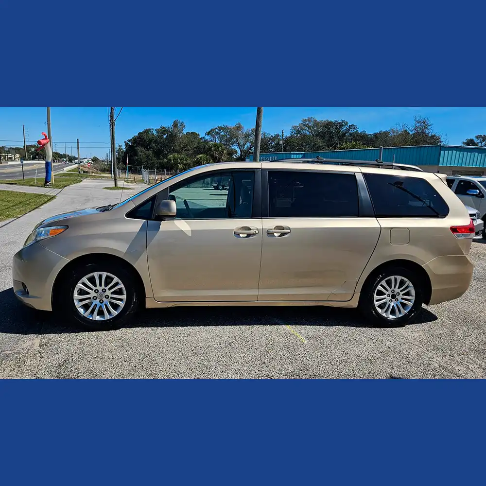 2012 TOYOTA SIENNA XLE - Image 9